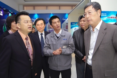 2010年，全國政協副主席、全國工商聯主席黃孟復視察天通裝備產業基地